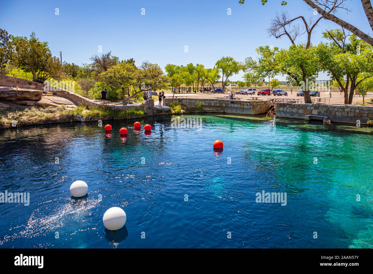 Santa Rosa, California, USA. 14. Mai 2019. Das blaue Loch ist ein berühmter tiefen Pool mit klarem, blauem Wasser und versteckte Unterwasserhöhlen für Scuba divi Stockfoto