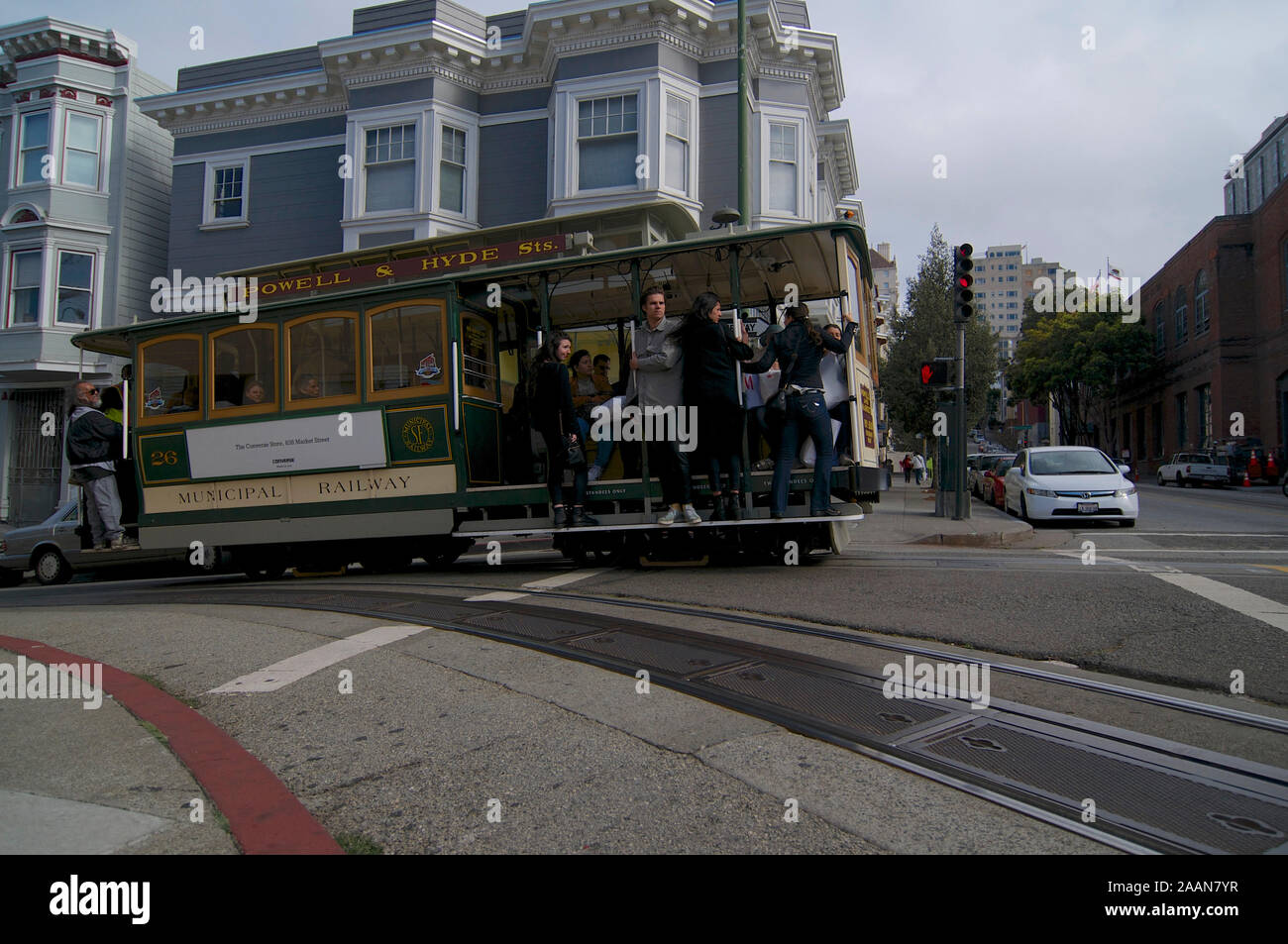 San Francisco, Kalifornien, USA - 23. Mai 2015: Blick auf einen typischen Cable Car von der Powell & Hyde Linie in San Francisco, USA Stockfoto