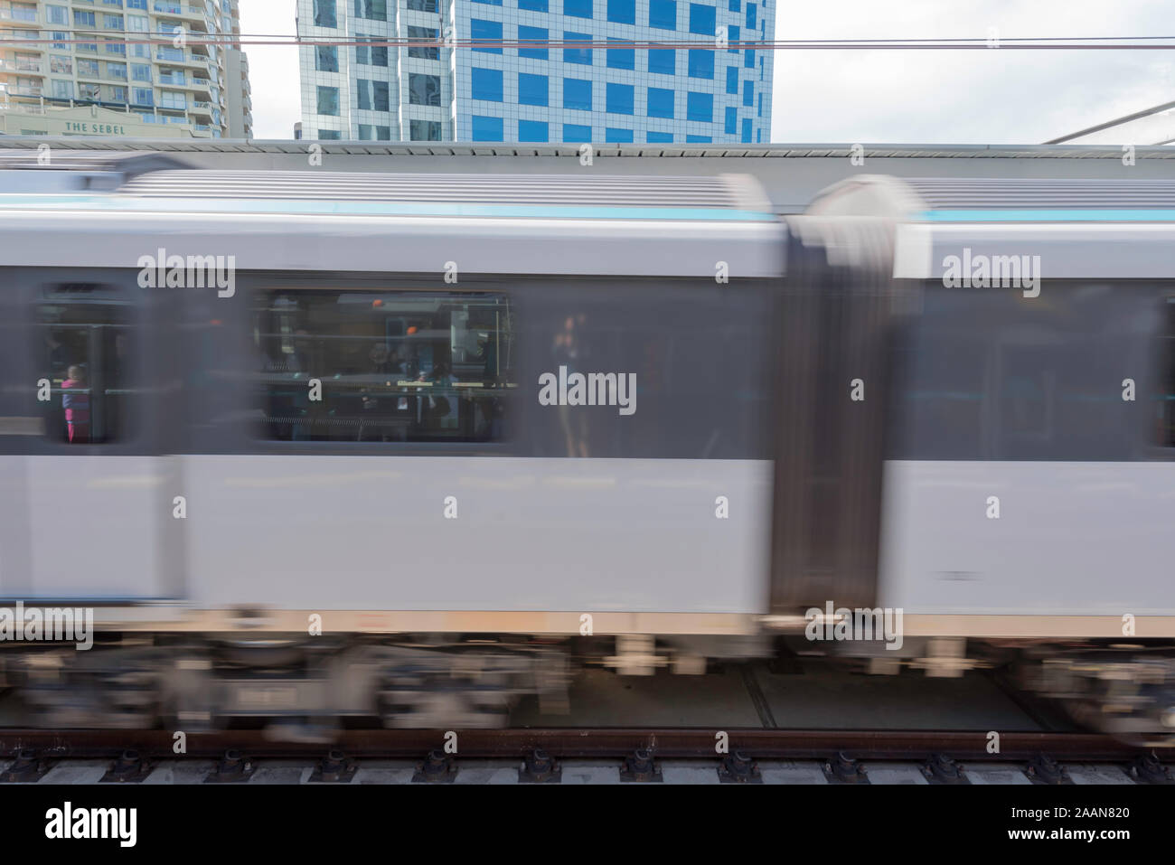 Ein anonymer nicht markierten Bild des rasenden Single Deck Zug von Seite auf in einem städtischen Umfeld in Sydney, Australien Stockfoto