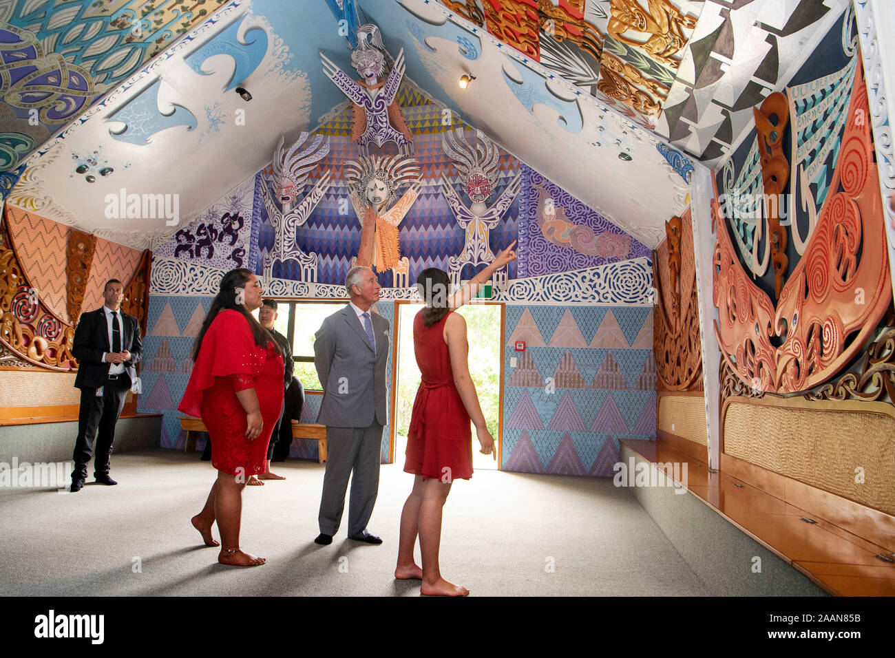 Der Prinz von Wales Blick traditionelle Schnitzereien im Inneren des Haus der Begegnung am Takahanga Marae in Kaikoura, am siebten Tag des königlichen Besuch in Neuseeland. PA-Foto. Bild Datum: Samstag, November 23, 2019. Siehe PA Geschichte royals Charles. Photo Credit: Victoria Jones/PA-Kabel Stockfoto