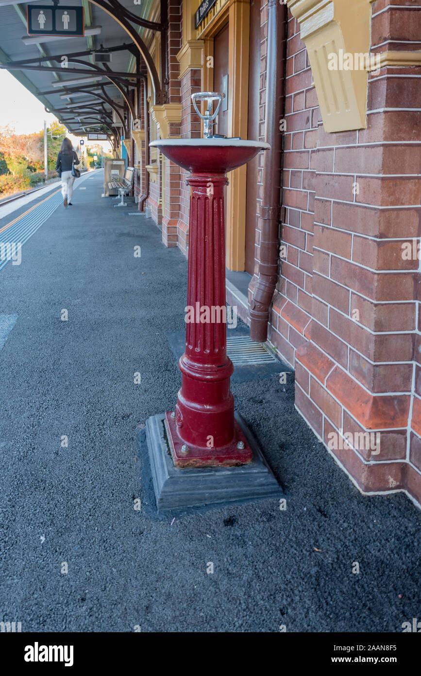 Ein bubbler oder Wasser Brunnen in Roseville Bahnhof in Sydney Australien gebaut im Jahr 1901 Stockfoto