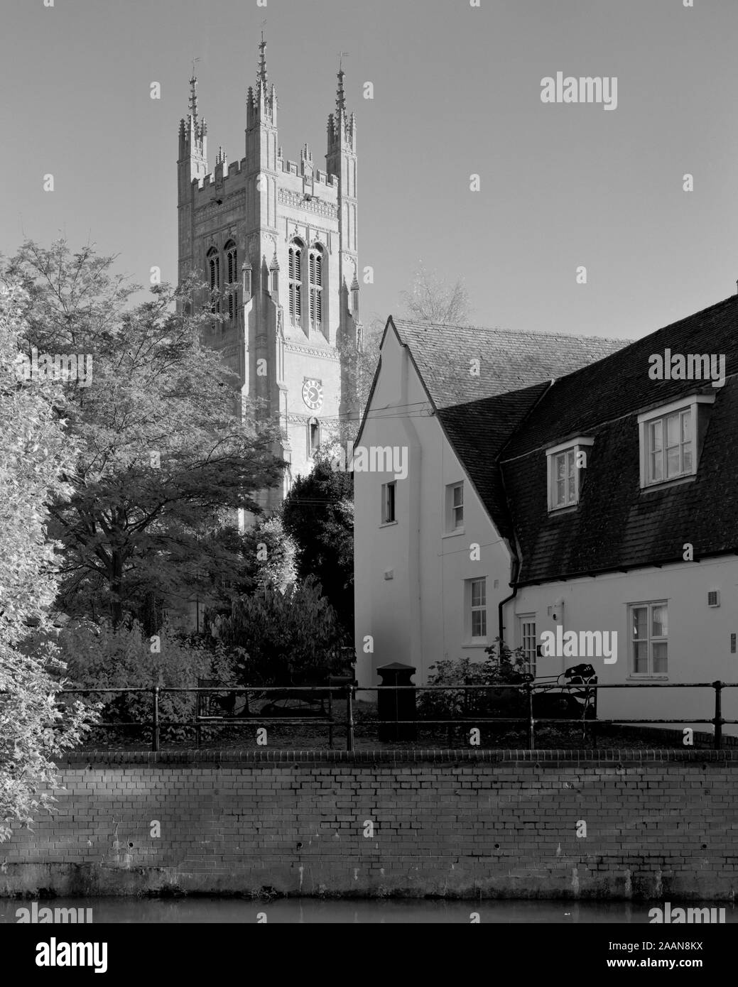 St Neots Pfarrkirche St. Maria, der Jungfrau von Huhn Bach Cambridgeshire England gesehen Stockfoto