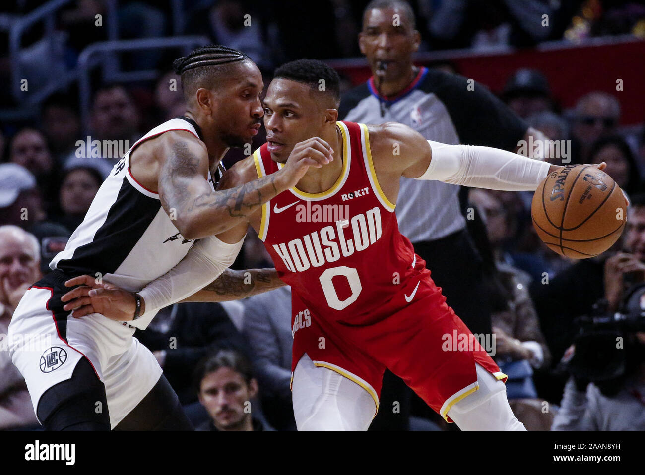 Los Angeles, Kalifornien, USA. 22 Nov, 2019. Houston Rockets' Russell Westbrook (0) dribbelt gegen Los Angeles Clippers Rodney McGruder (19) Während ein NBA Basketball Spiel zwischen Los Angeles Clippers und Houston Rockets, Freitag, November 22, 2019, in Los Angeles. Credit: Ringo Chiu/ZUMA Draht/Alamy leben Nachrichten Stockfoto