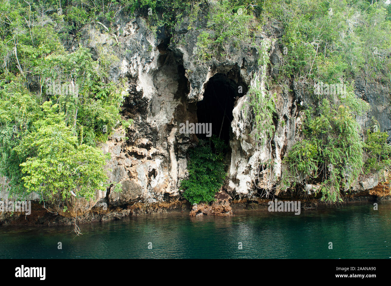 Kalkstein coastal Scenic in versteckte Bucht, Gam Insel, Raja Ampat, West Papua Indonesien Stockfoto
