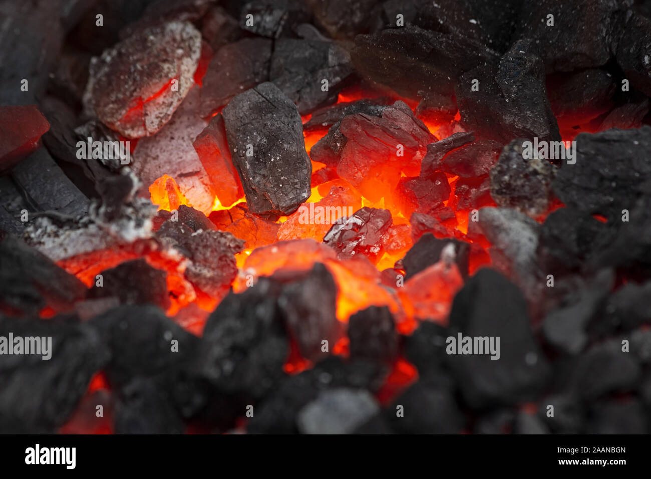 Itglieder Leuchten in einem bonfire, Ansicht schließen. Feuer, Hitze, Kohle und Asche. Stockfoto