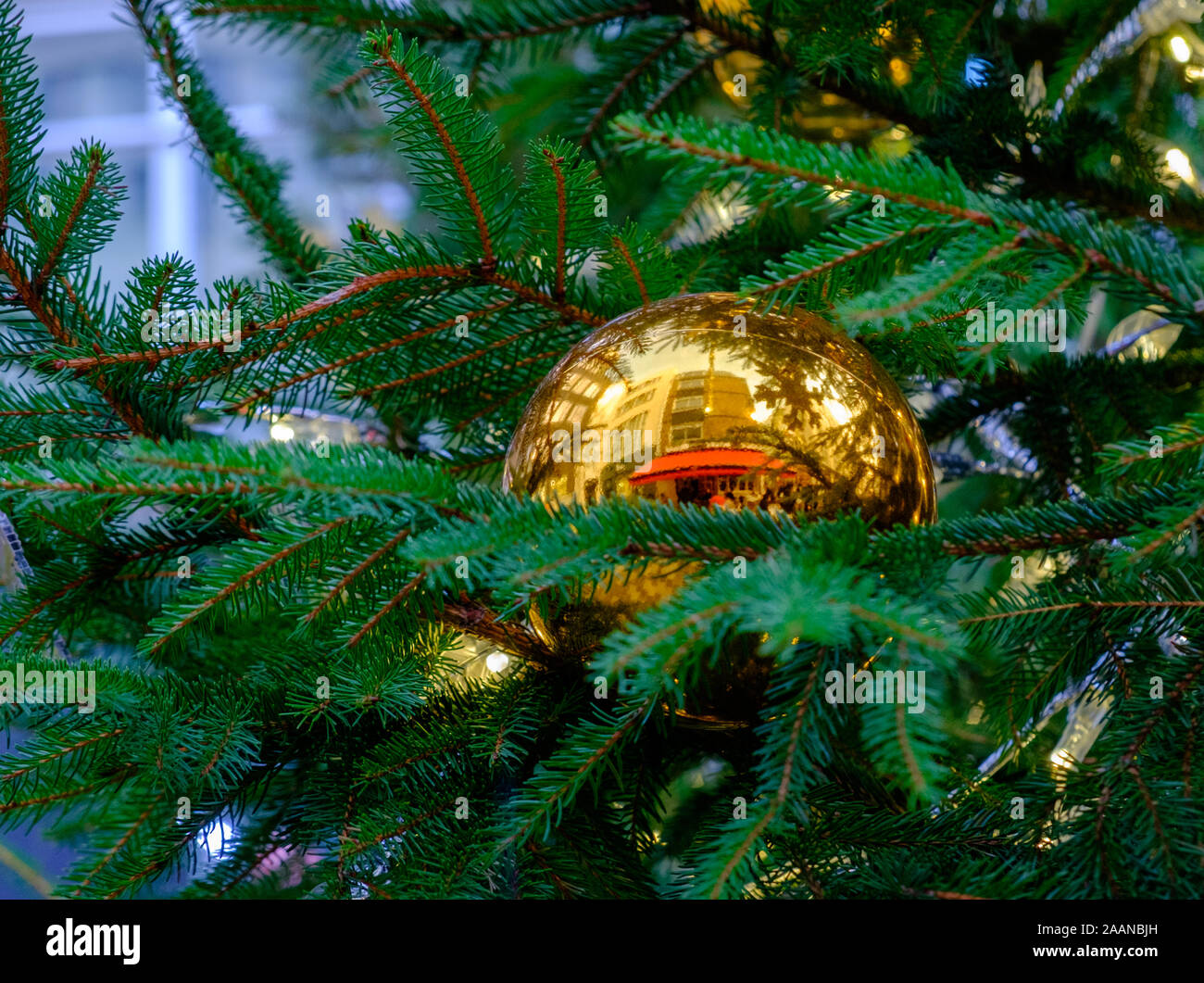 Close-up einen Weihnachtsbaum mit einem goldenen Christbaumkugel auf einem zentralen London Street. St. Christopher's Place. Stockfoto