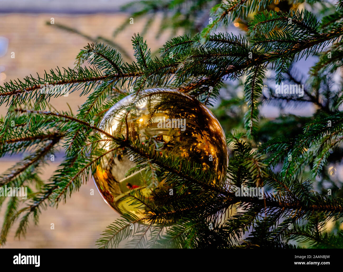 Close-up einen Weihnachtsbaum mit einem goldenen Christbaumkugel auf einem zentralen London Street. St. Christopher's Place. Stockfoto