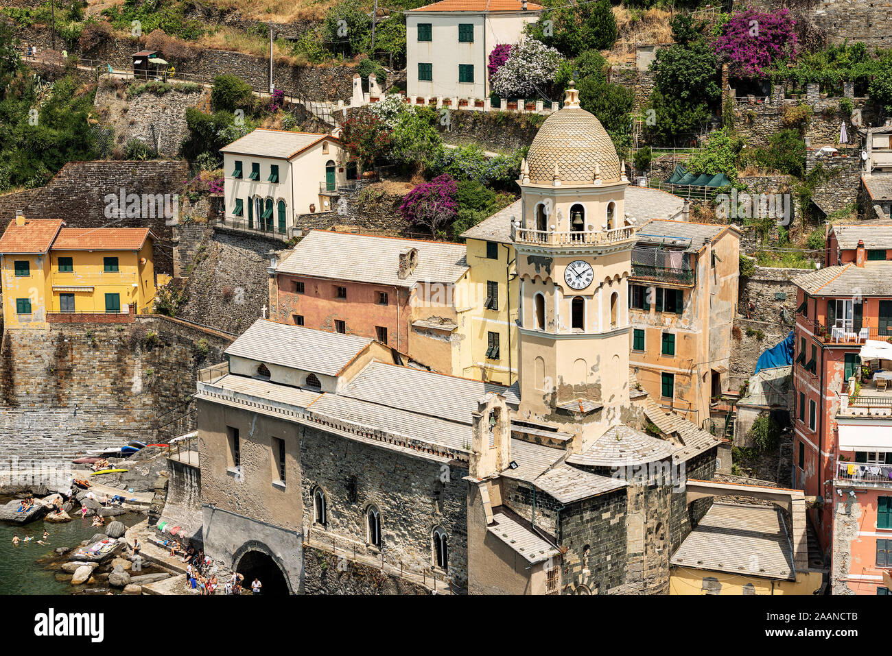 Vernazza Dorf, Kirche Santa Margherita di Antiochia. Cinque Terre Nationalpark in Ligurien, La Spezia, Italien, Europa. UNESCO-Eritage site Stockfoto