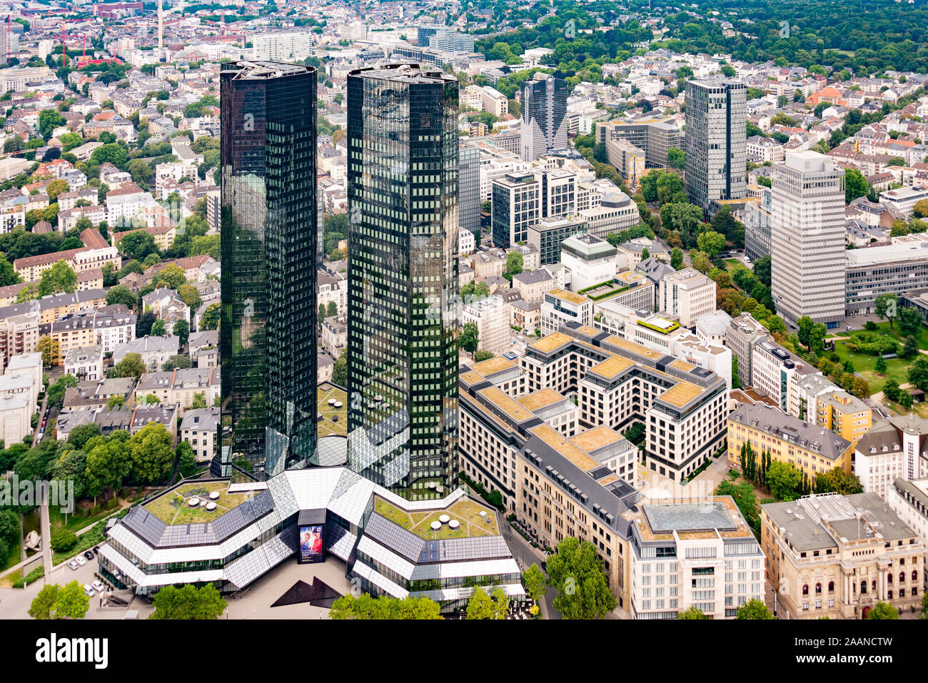 Frankfurt am Main, Deutschland Um 21 - Juli 2018. Ein Blick auf die Deutsche Bank zwei gespiegelte Wolkenkratzer. Stockfoto