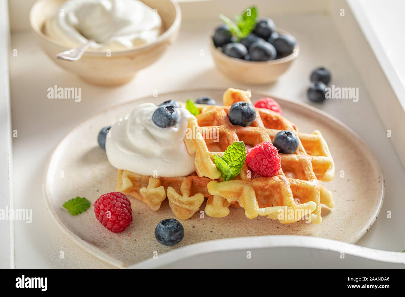 Selbstgemachte Waffeln mit Beeren und Sahne Stockfoto
