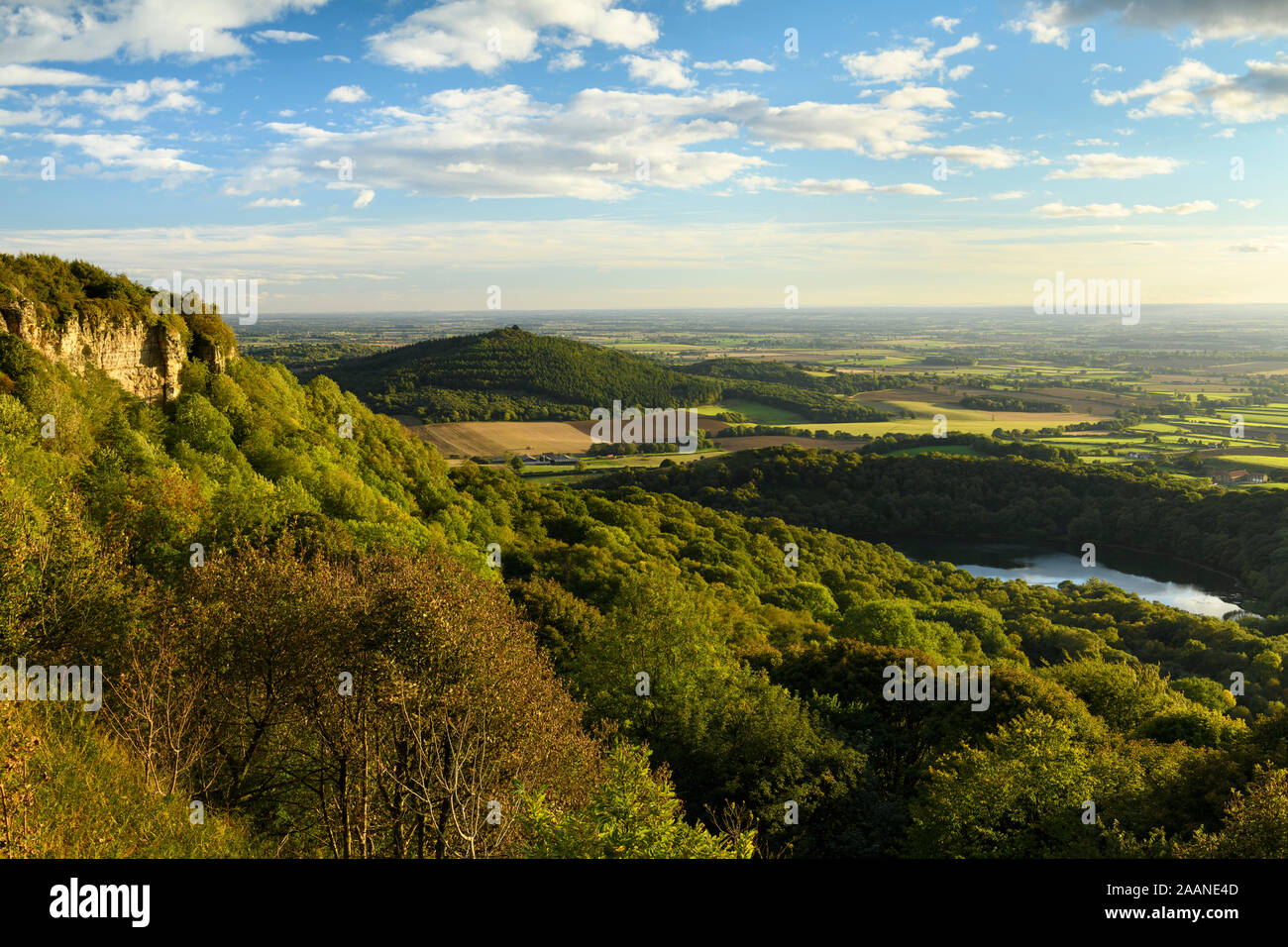 Landschaftlich schöne lange - Abstand (See Gormire, Haube Hill, Whitestone Felsen, Landschaft & blauer Himmel) - Sutton Bank, North Yorkshire, England, UK. Stockfoto
