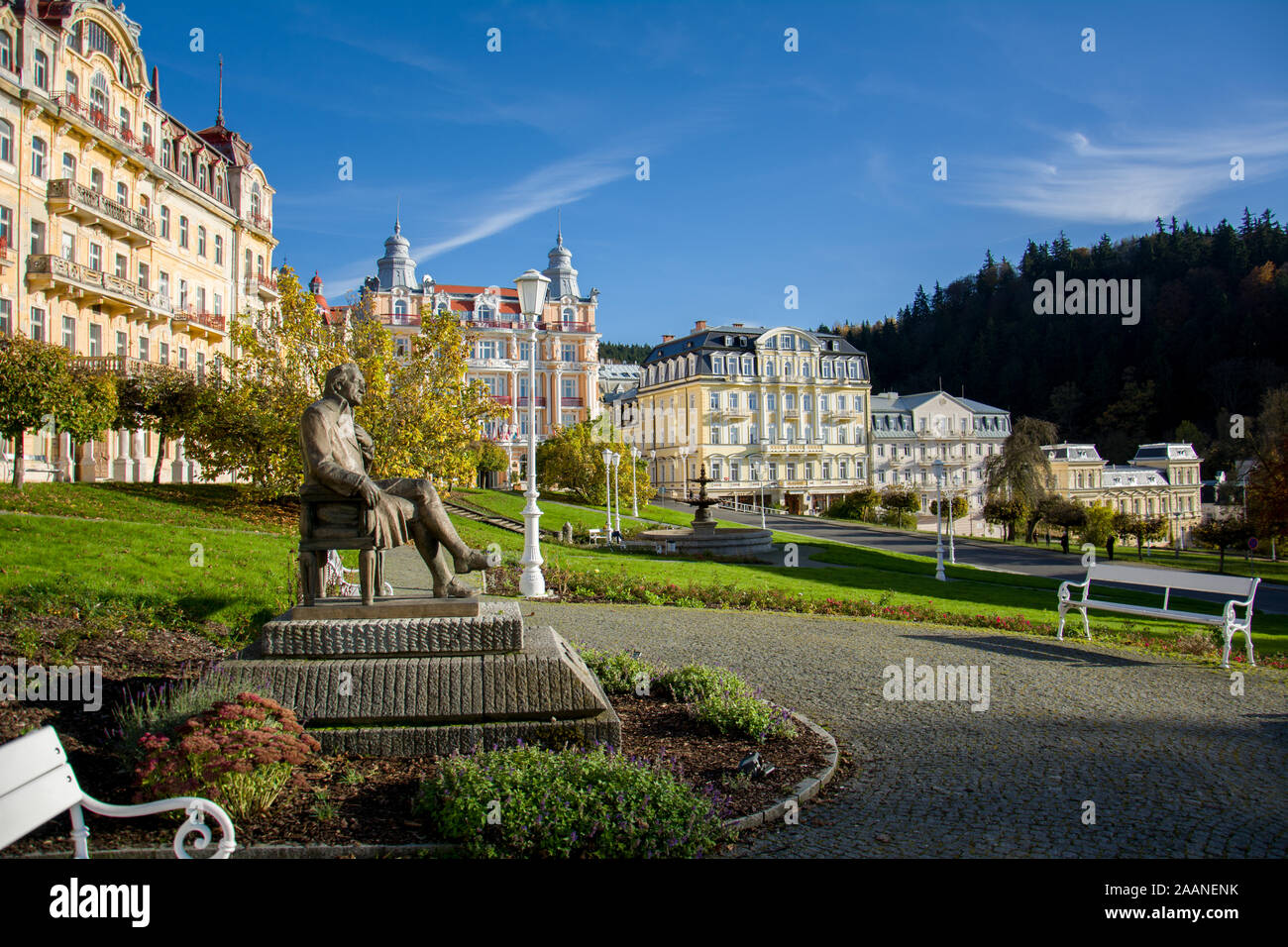 Goethe Platz mit Brunnen, Statue von J.W.Goethe und Hotels - Zentrum der kleinen westböhmischen Kurort Marianske Lazne (Marienbad) - Tschechische Republik Stockfoto