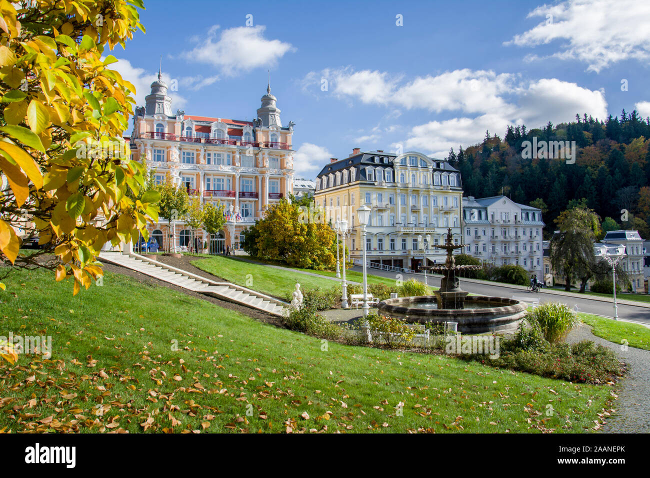 Goethe Square und Spa öffentlichen Park im Herbst - Zentrum von Marianske Lazne (Marienbad) - große berühmte böhmische Kurort im Westen der Tschechien Stockfoto