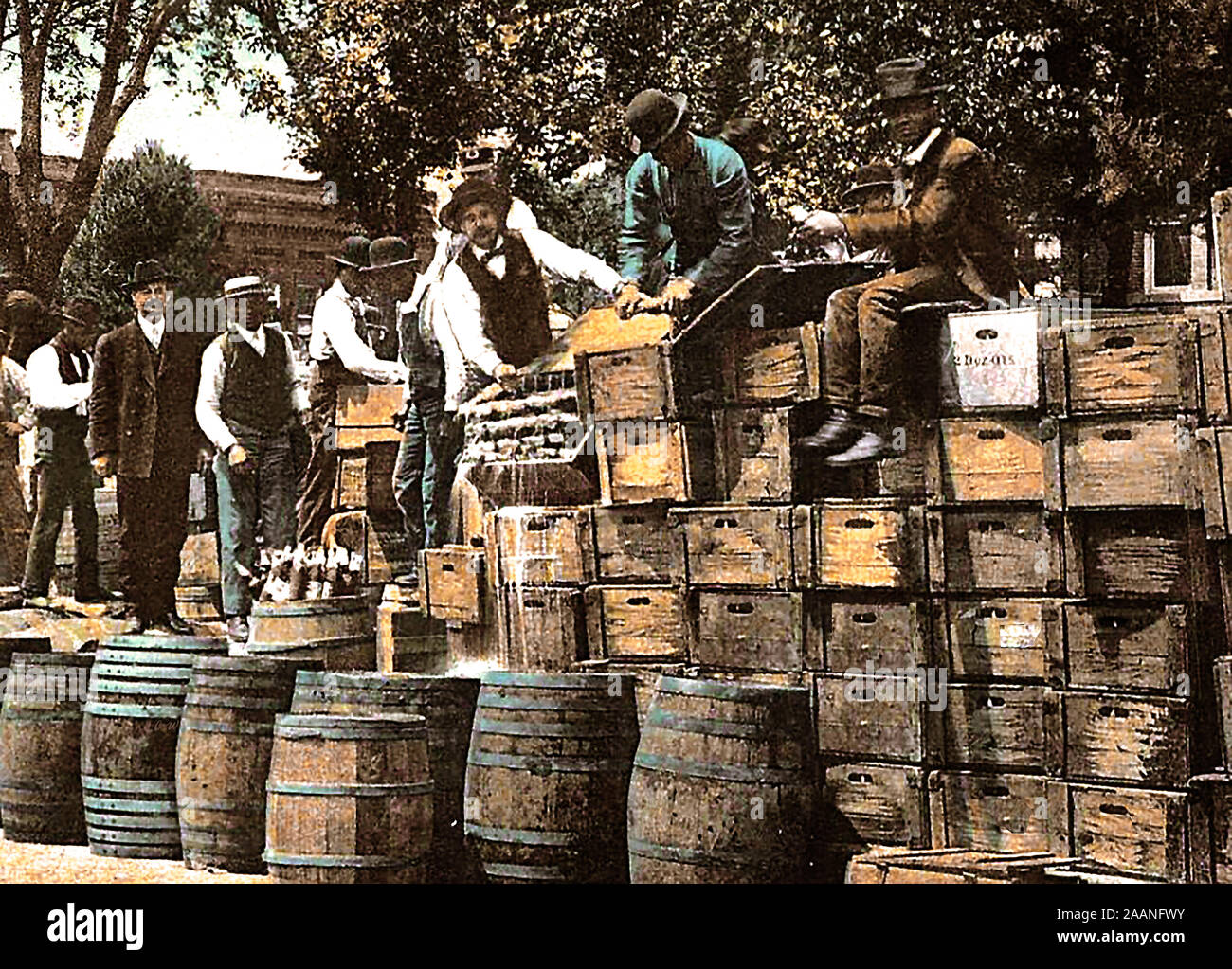 Verbot/TEETOTALISM/FRONT/ABSTINENZ - ein 1907 Postkarte Bild - 1907 - Verbot in Kansas, USA, Zerstörung von $ 3000 im Wert von Alkohol im County Courthouse, Unabhängigkeit, Kansas. (In einigen Mitgliedstaaten, das Verbot wurde bereits in Kraft, die durch Verbot wurde eine juristische landesweites Verbot für den Verkauf und den Import von alkoholischen Getränken, die von 1920 bis 1933 dauerte). Stockfoto