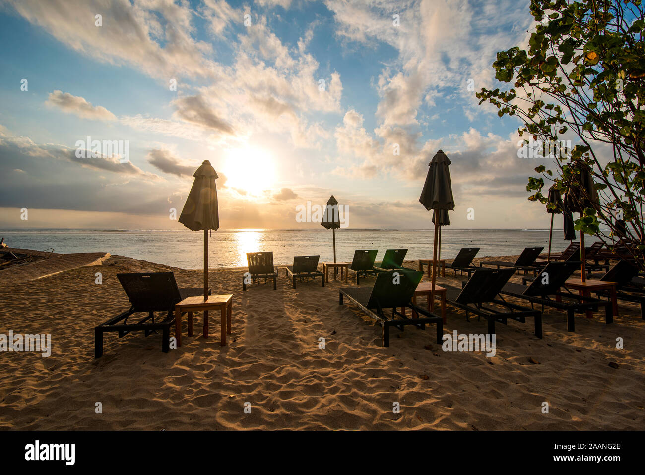 Schönen Sonnenaufgang Blick auf den Strand von Sanur in Bali Insel Stockfoto