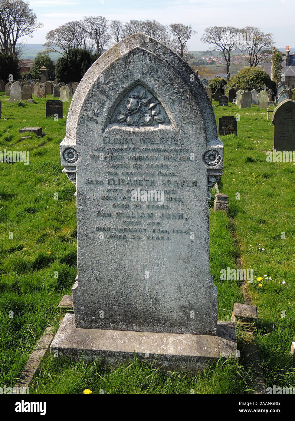 Das Grab des berühmten viktorianischen Whitby Jet Kaufmann, Ornament, Hersteller und Carver, Elisa Walker (starb 1911 an Krebs Leeds Krankenstation im Alter von 90 Jahren), bei larpool Friedhof, Whitby, North Yorkshire, Großbritannien Stockfoto