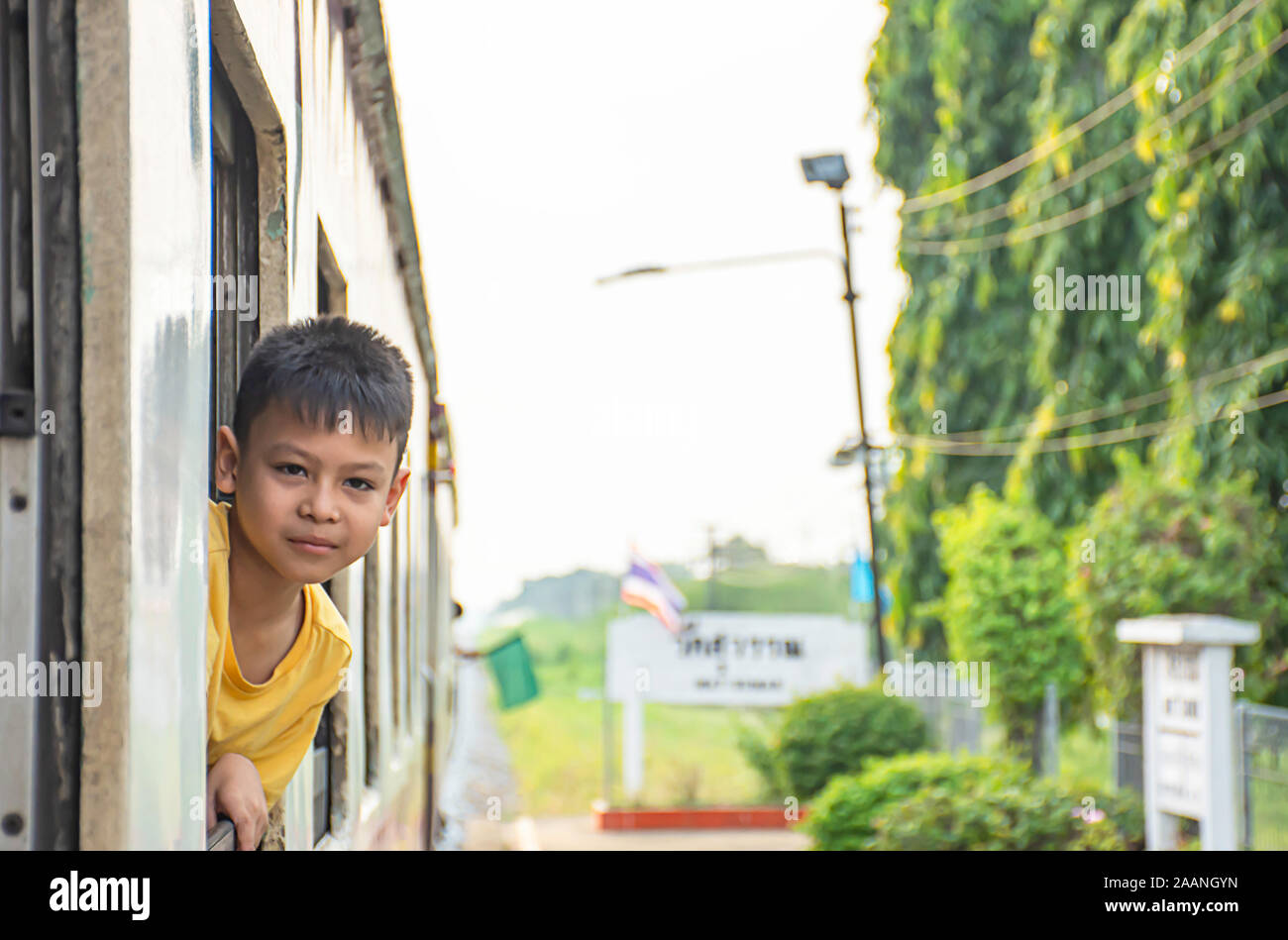 Portrait von asiatischen Jungen im Zug Hintergrund Fenster Aussicht und Bäumen. Stockfoto