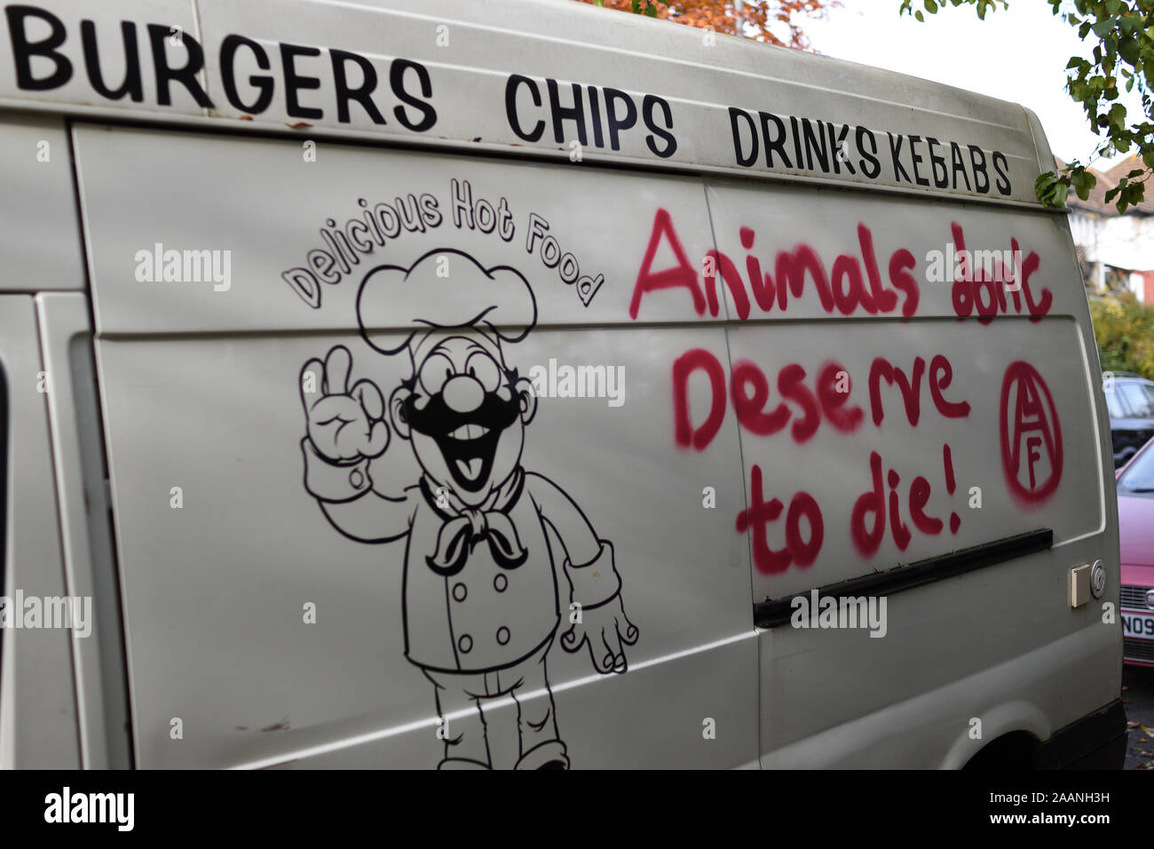 London/Großbritannien - 20.November 2019: Animal Liberation Front graffiti auf Burger Van Stockfoto