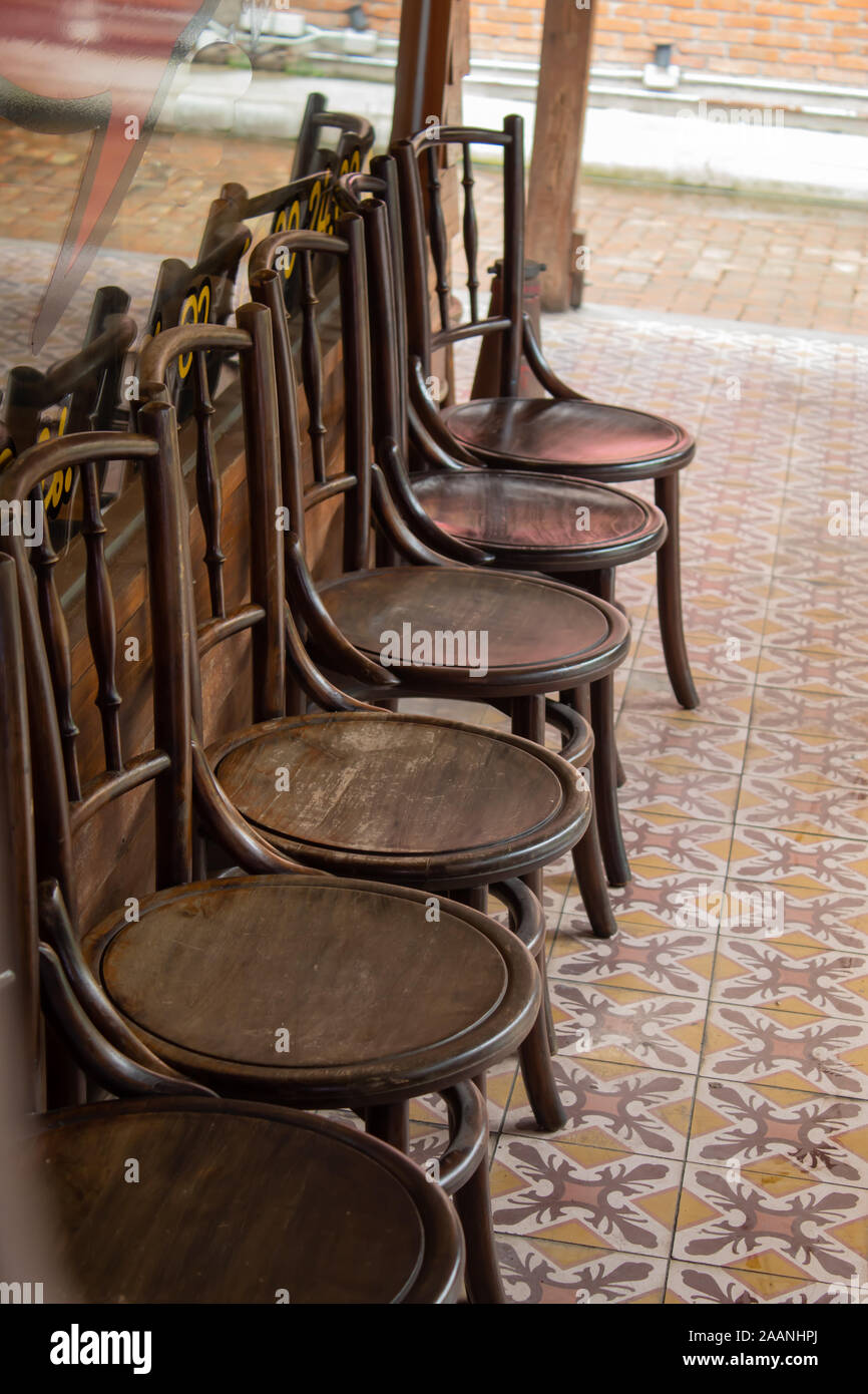 Alte hölzerne Stühle in den Gängen Stockfoto