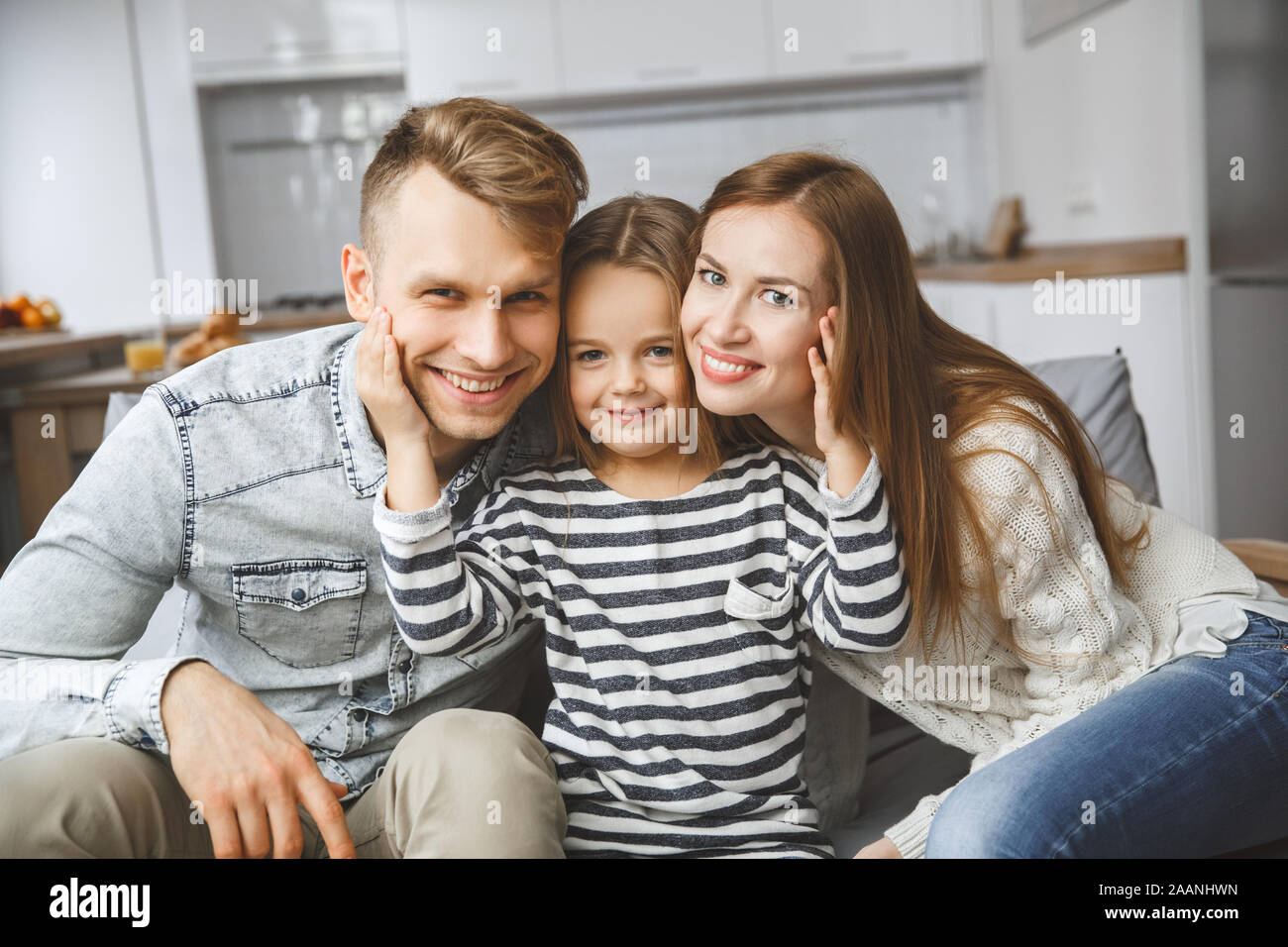 Familie zu Hause gemeinsam Freizeitaktivitäten liebe Konzept lächelnd Stockfoto