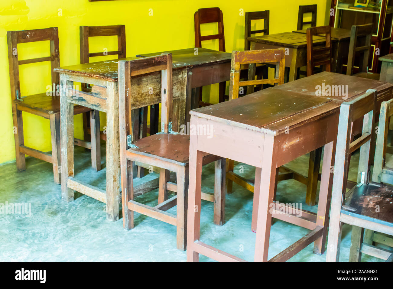 Student Schreibtische und Stühle aus Holz. Stockfoto