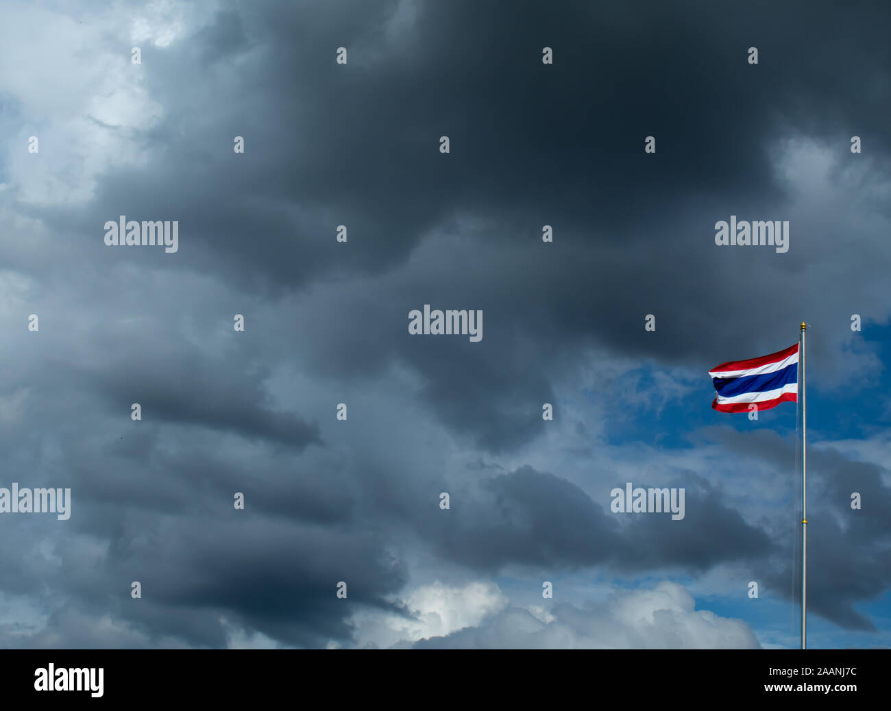 Thailand Fahnenmasten und eine Wolke Stockfoto