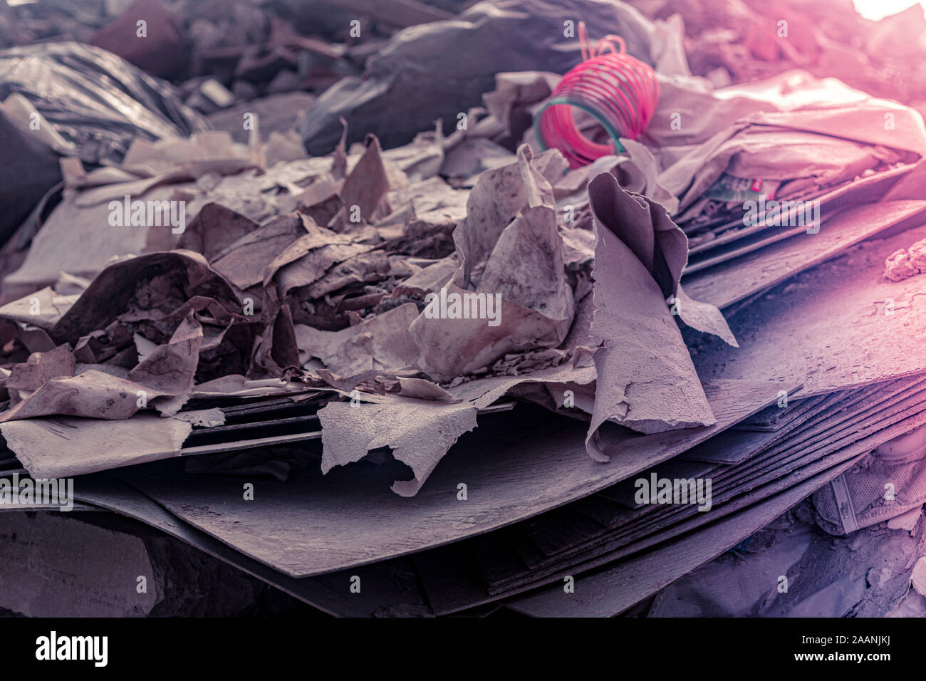 Kunststoff Bodenfliesen, Müll auf dem Boden, Asbest, Papier closeup Stockfoto