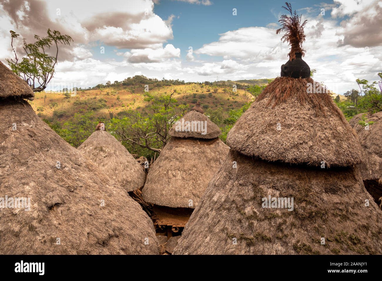 Äthiopien, Gamole Carat-Konso, ummauerten Dorf konische überdachte Hütten mit unverwechselbaren Keramik Kappen Stockfoto