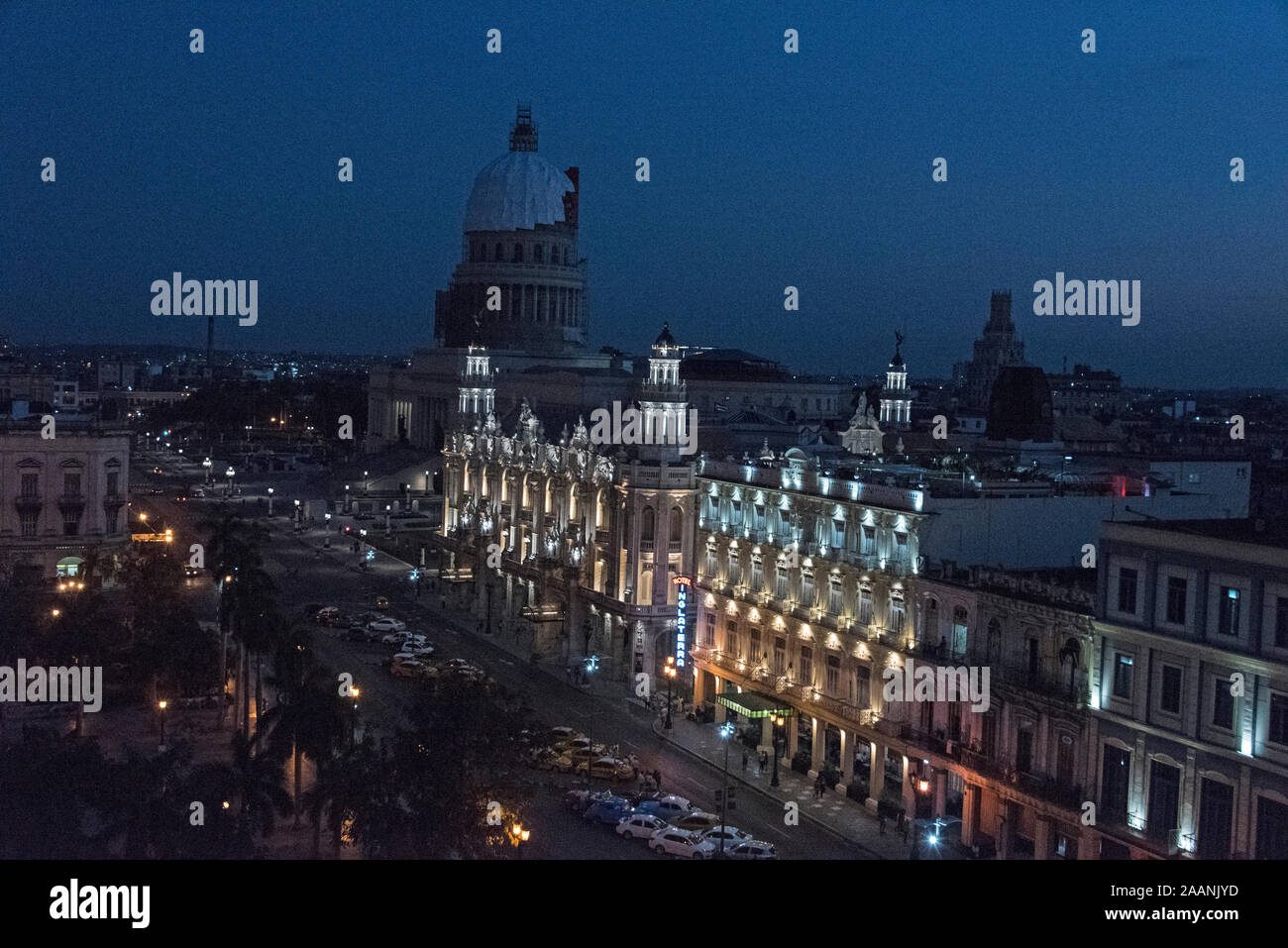 In Finsternis versinkt das Capitolio (National Capitol Building) mit dem Licht durchfluteten Gebäude der El Gran Teatro de La Habana (Grand Theater von Stockfoto