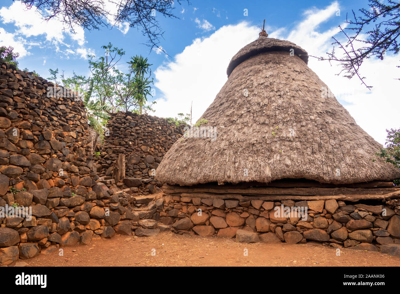 Äthiopien, Carat-Konso, Gamole walled Village, Paleta, konische überdachte Hütte mit Keramik Cap in der Nähe von Olahita Stockfoto