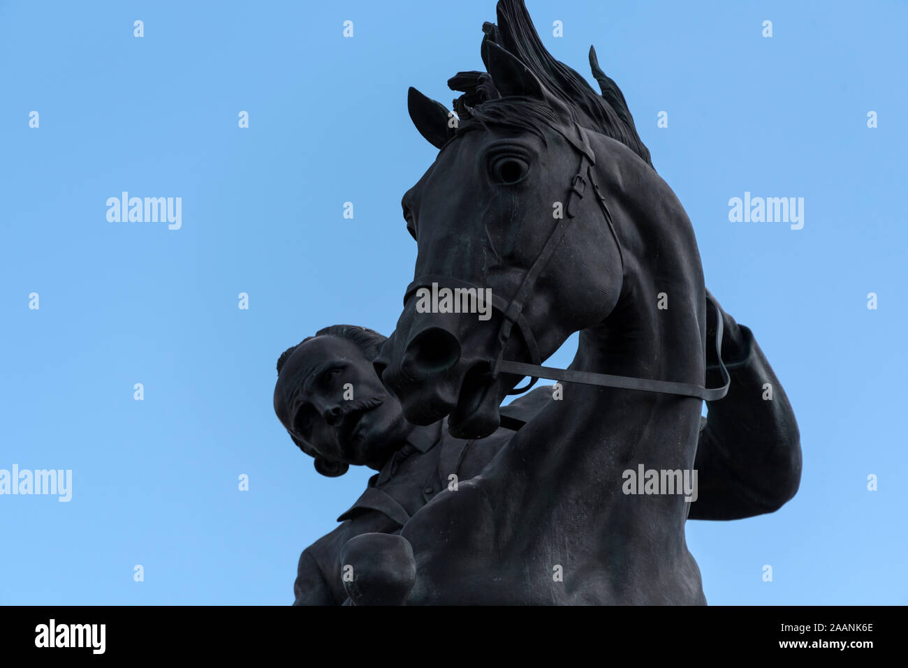 Ein Denkmal aus schwarzem Granit von José Julián Martí Pérez, Kubas Nationalheld (1853–1895) auf seinem Pferd auf der Plaza 13 de Marzo in Havanna, Kuba. Stockfoto
