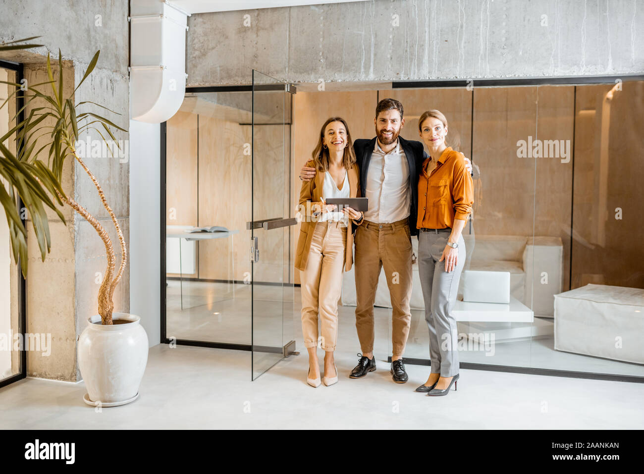 Porträt eines jungen Kollegen zusammen, die in der Flur des modernen Marketing Agentur oder Design Studio Stockfoto