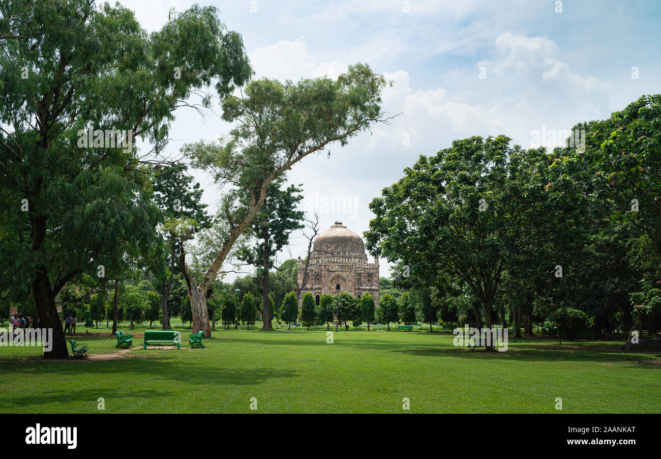 Delhi, Uttar Pradesh, Indien. Bara Gumbad, oder große Kuppel, an einem Sommermorgen von Bäumen und Rasenflächen unter blauen bewölkten Himmel in Delhi, Uttar P umgeben Stockfoto
