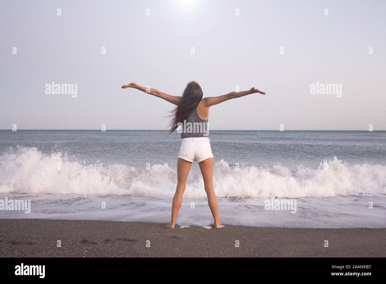 Mujer joven en la playa de Muy actitud Positiva y Feliz. Precioso atardecer Stockfoto