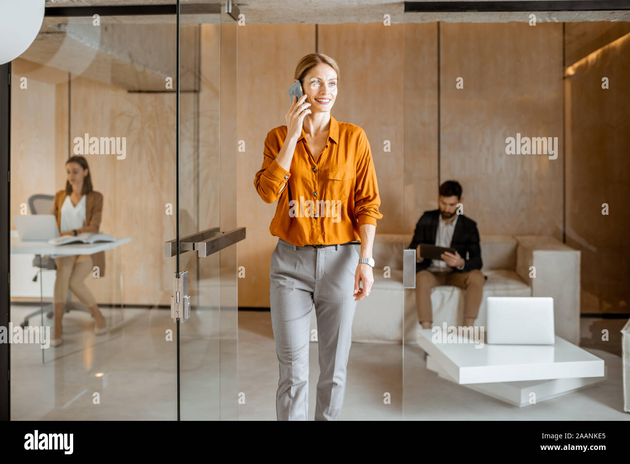 Kreative Menschen auf der Marketing Agentur oder Design Studio arbeiten, Telefon, entwerfen auf digitalen Tablet und mit dem Arbeiten auf dem Desktop Stockfoto