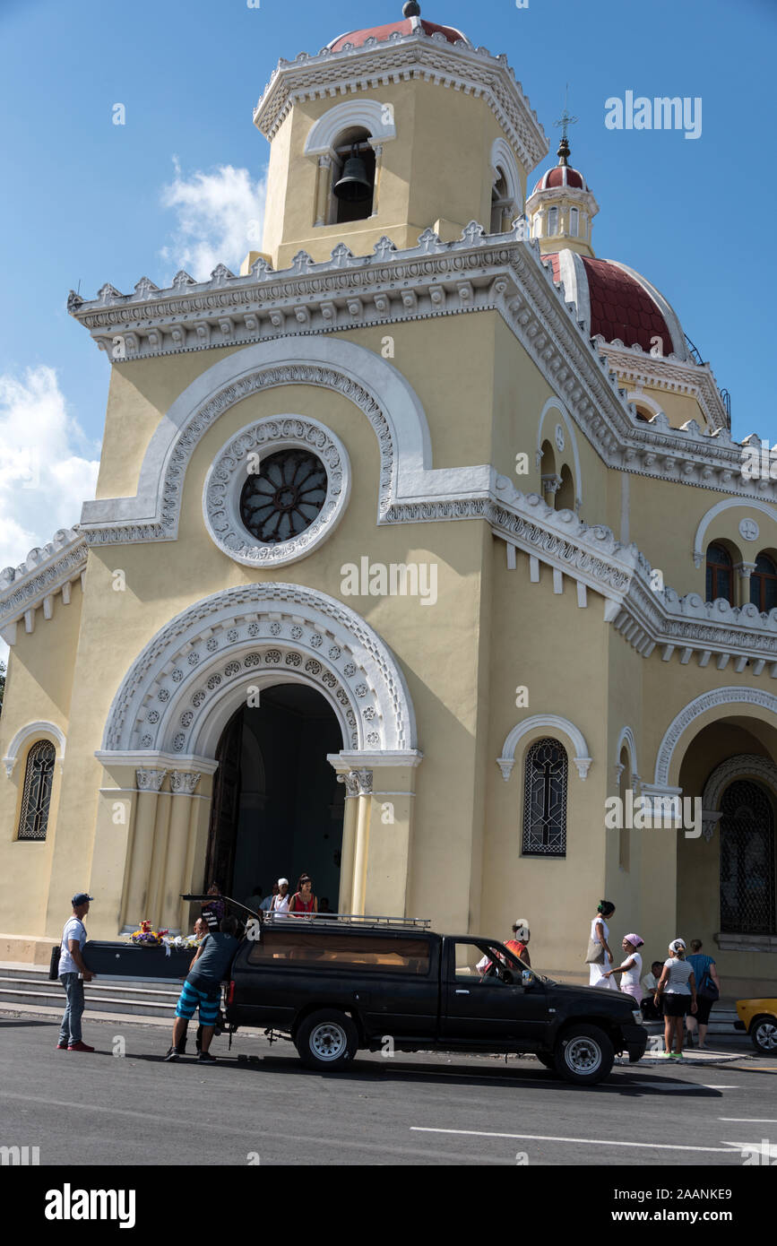 Eine Beerdigung findet statt, als ein Sarg aus Pappe in die Capilla Central getragen wird, die sich mitten im Necropolis de Colon oder El Cemetery befindet Stockfoto