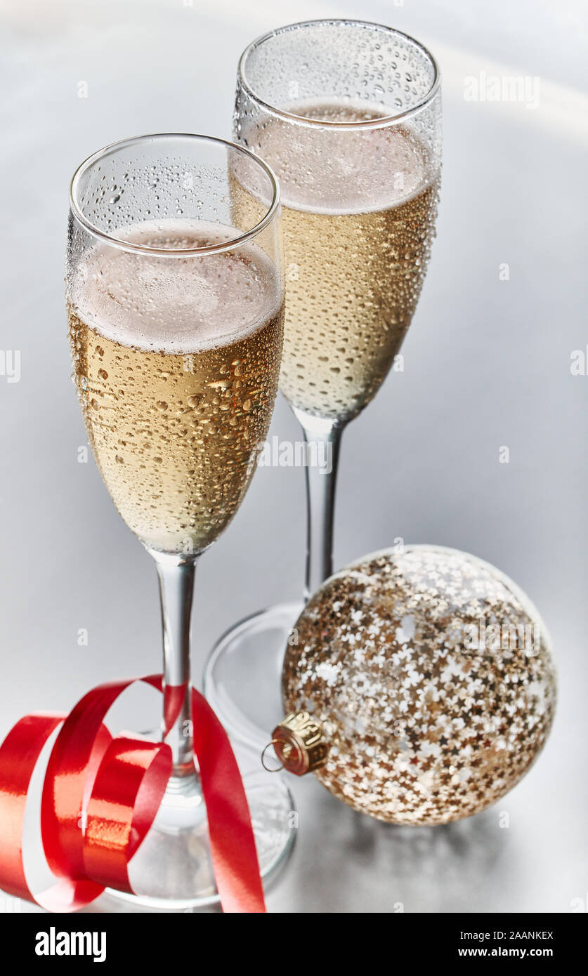 Romantisches Weihnachten feier Konzept: zwei Gläser Champagner mit Kohlensäure trinken und Weihnachtsschmuck Stockfoto