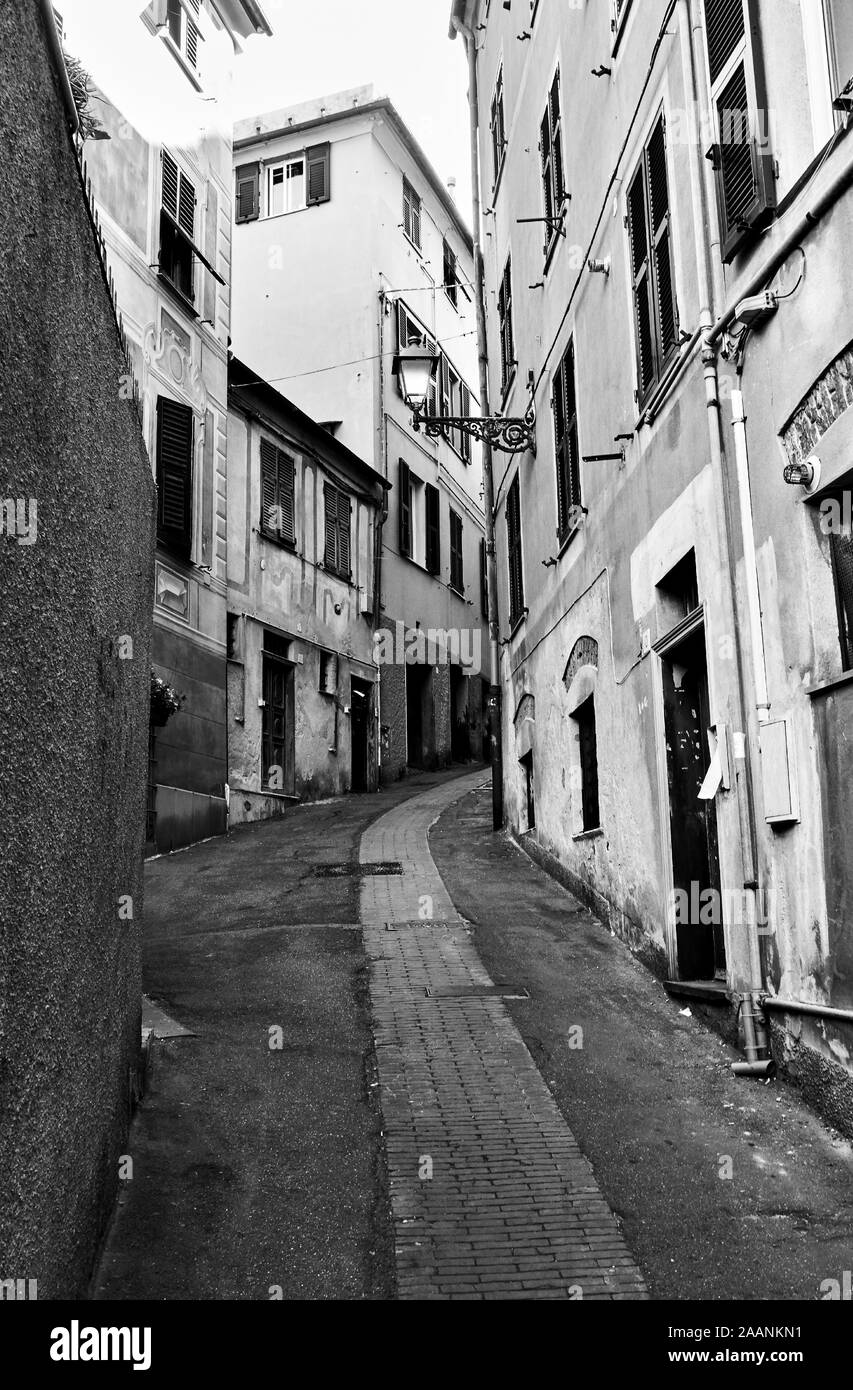 Perspektive der alten Straße in Genova Nervi Stadt, Genua, Italien. Weitwinkel Schwarzweiß gedreht Stockfoto