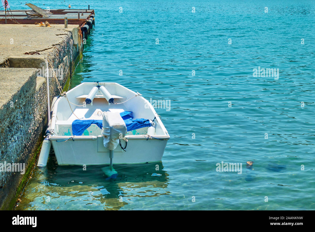 Kleine weiße kleine ruder Boot in der Nähe von Pier Stockfoto