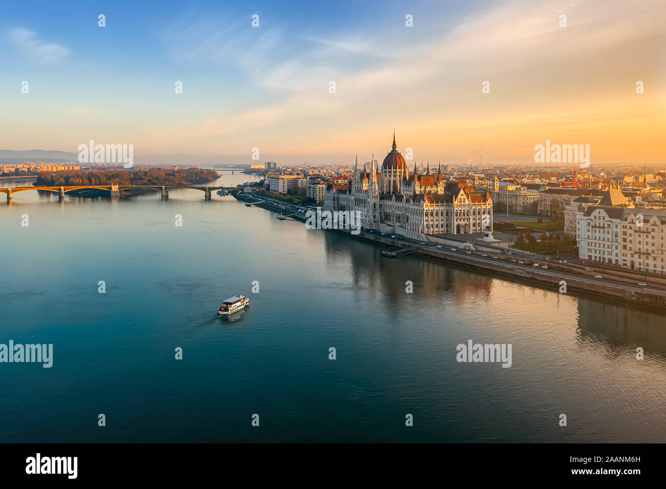 Moody morgen in Budapest. Ein Schiff geht an ungarischen Parlaiment Gebäude. Sightseeing, ich empfehle dieses Bild zu touristischen Kataloge, Webseiten, jour Stockfoto