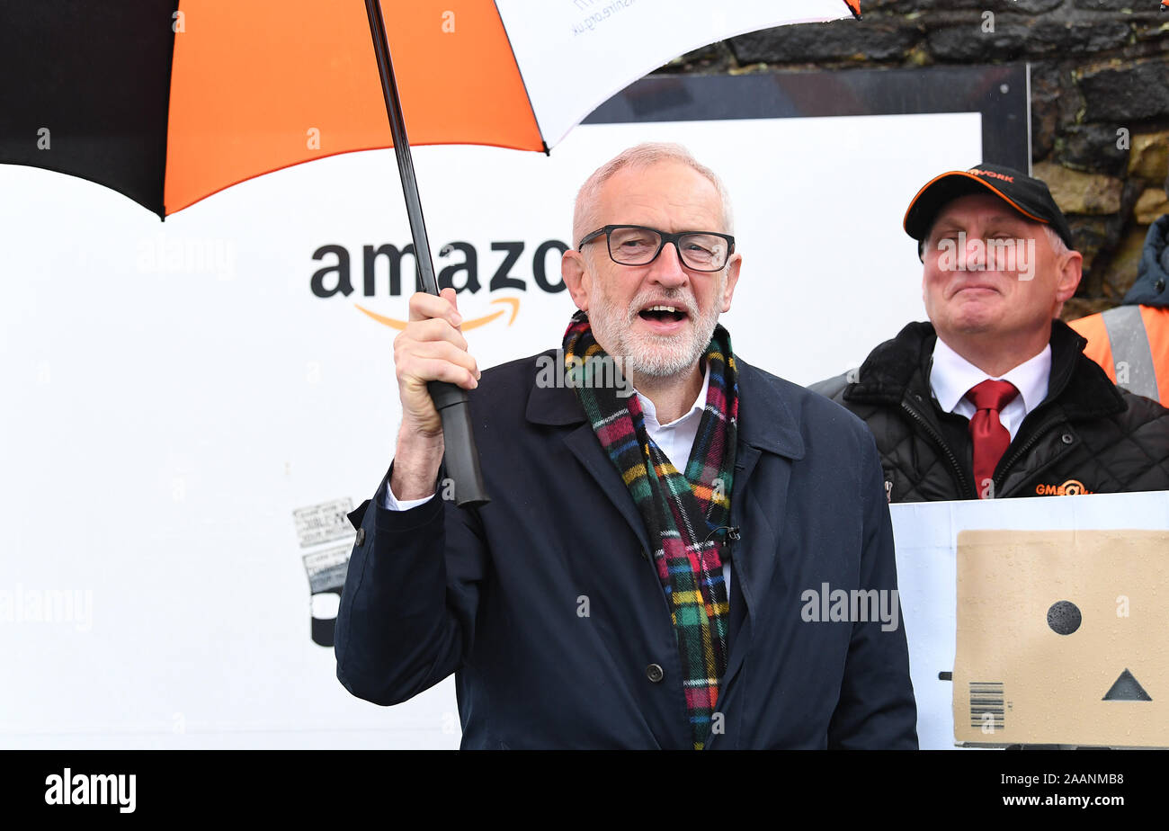 Labour-führer Jeremy Corbyn außerhalb einer Amazon-Depot in Sheffield, South Yorkshire, zu verkünden Pläne für Menschenrechte eine Arbeiterrevolution und um sicherzustellen, dass große Unternehmen ihren fairen Anteil an Steuern zahlen. Stockfoto