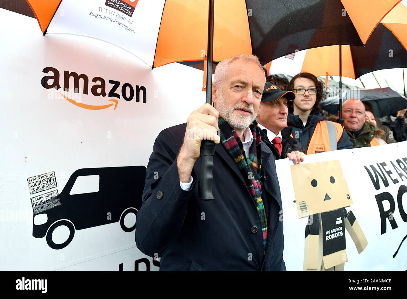 Labour-führer Jeremy Corbyn außerhalb einer Amazon-Depot in Sheffield, South Yorkshire, zu verkünden Pläne für Menschenrechte eine Arbeiterrevolution und um sicherzustellen, dass große Unternehmen ihren fairen Anteil an Steuern zahlen. Stockfoto