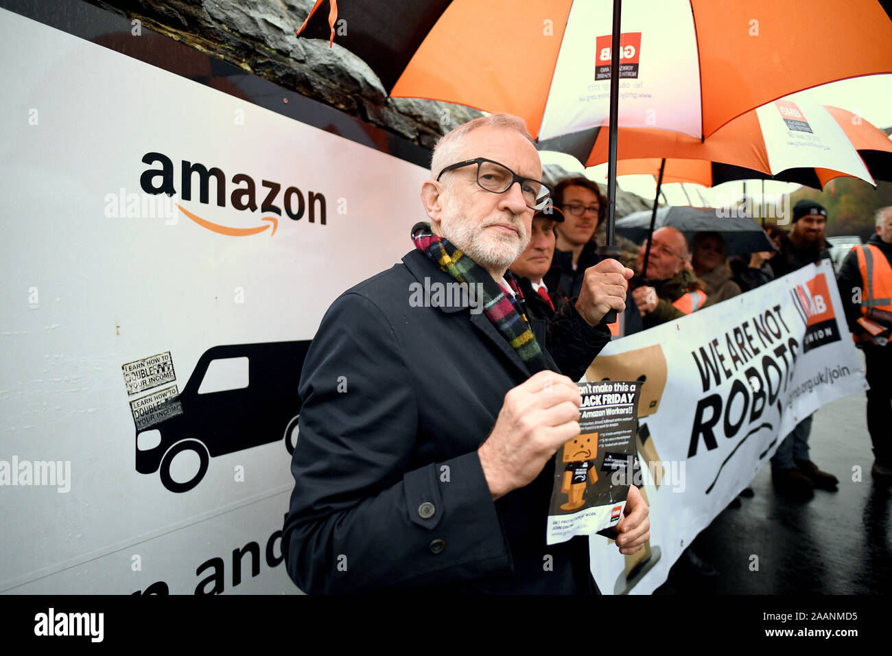 Labour-führer Jeremy Corbyn außerhalb einer Amazon-Depot in Sheffield, South Yorkshire, zu verkünden Pläne für Menschenrechte eine Arbeiterrevolution und um sicherzustellen, dass große Unternehmen ihren fairen Anteil an Steuern zahlen. Stockfoto