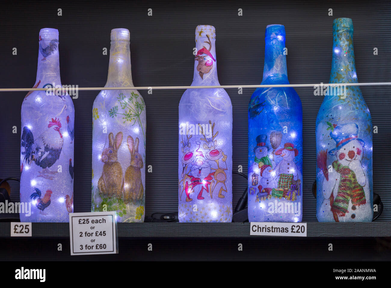Dekoratives Licht Flasche Geschenke auf dem Markt an der Winchester Weihnachtsmarkt, Winchester, Hampshire, UK im Dezember - Leuchtet in Flaschen Abschaltdruck Stockfoto