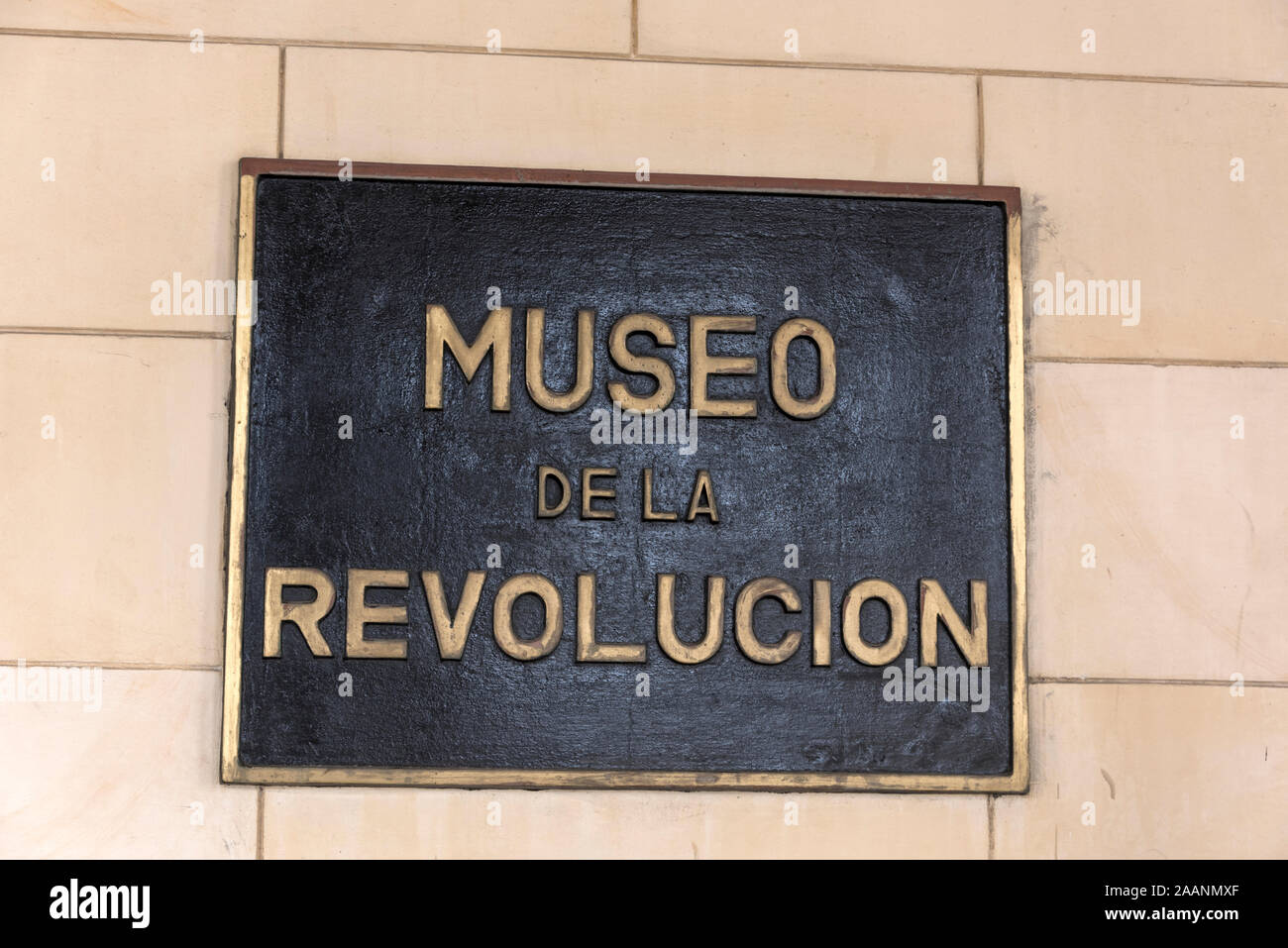 Eine Wand Plakette - Museo de la Revolucion (Museum der Revolution) in Venida Belgica in Havanna, Kuba. In einem separaten Gebäude hinter dem Museum ist F Stockfoto