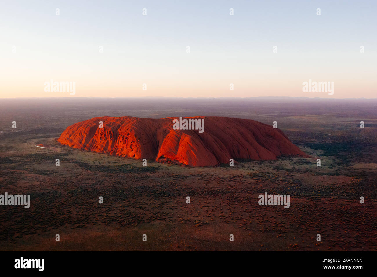 Luftaufnahme von Uluru bei Sonnenaufgang, Red Centre Outback, Northern Territory, Australien Stockfoto