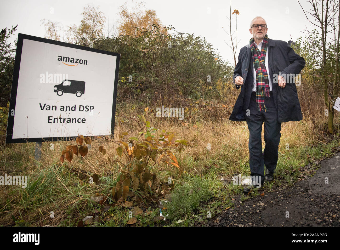 Labour-führer Jeremy Corbyn außerhalb einer Amazon-Depot in Sheffield, South Yorkshire, zu verkünden Pläne für Menschenrechte eine Arbeiterrevolution und um sicherzustellen, dass große Unternehmen ihren fairen Anteil an Steuern zahlen. Stockfoto