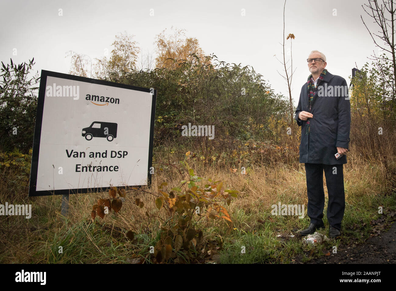 Labour-führer Jeremy Corbyn außerhalb einer Amazon-Depot in Sheffield, South Yorkshire, zu verkünden Pläne für Menschenrechte eine Arbeiterrevolution und um sicherzustellen, dass große Unternehmen ihren fairen Anteil an Steuern zahlen. Stockfoto