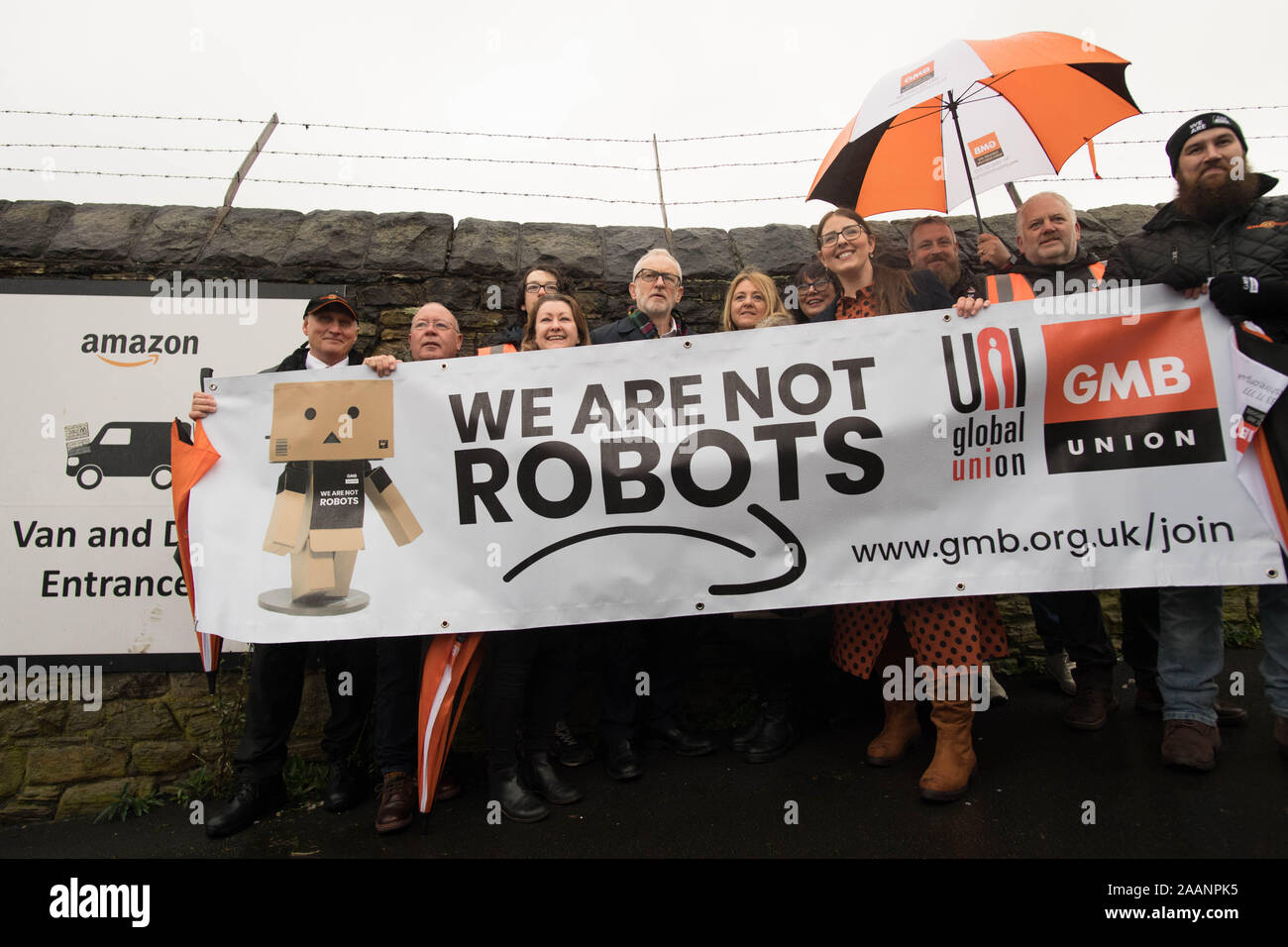 Labour-führer Jeremy Corbyn (Mitte) außerhalb einer Amazon-Depot in Sheffield, South Yorkshire, Pläne für die Rechte eine Arbeiterrevolution bekannt zu geben und um sicherzustellen, dass große Unternehmen ihren fairen Anteil an Steuern zahlen. Stockfoto