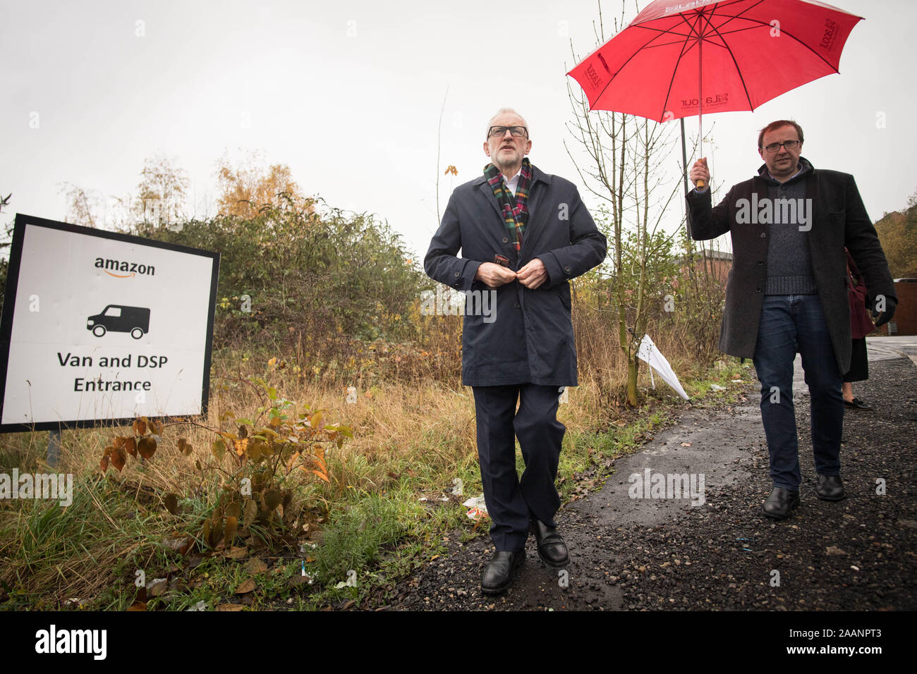 Labour-führer Jeremy Corbyn außerhalb einer Amazon-Depot in Sheffield, South Yorkshire, zu verkünden Pläne für Menschenrechte eine Arbeiterrevolution und um sicherzustellen, dass große Unternehmen ihren fairen Anteil an Steuern zahlen. Stockfoto